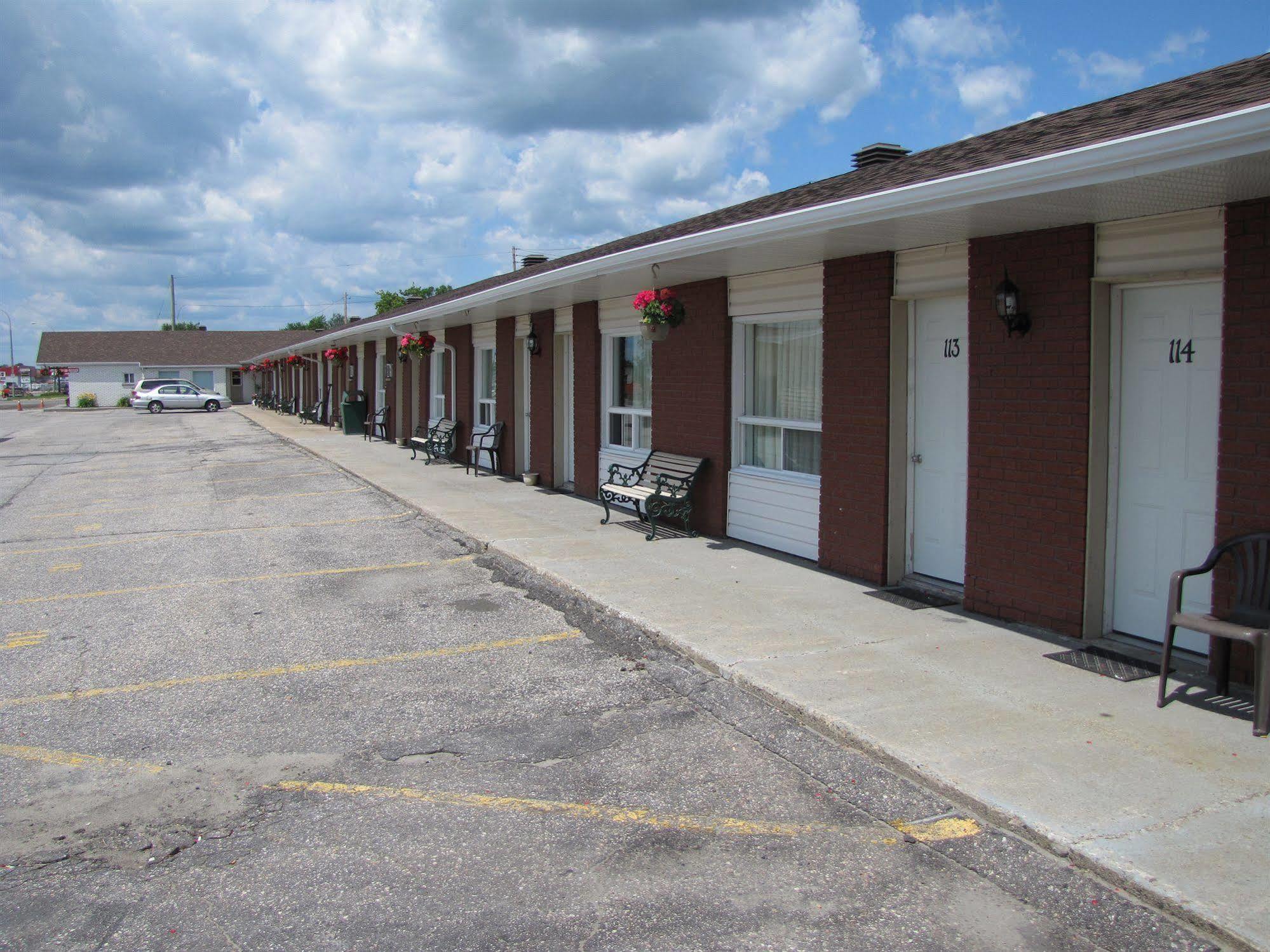 סטורג'און פאלס Lincoln Motel מראה חיצוני תמונה
